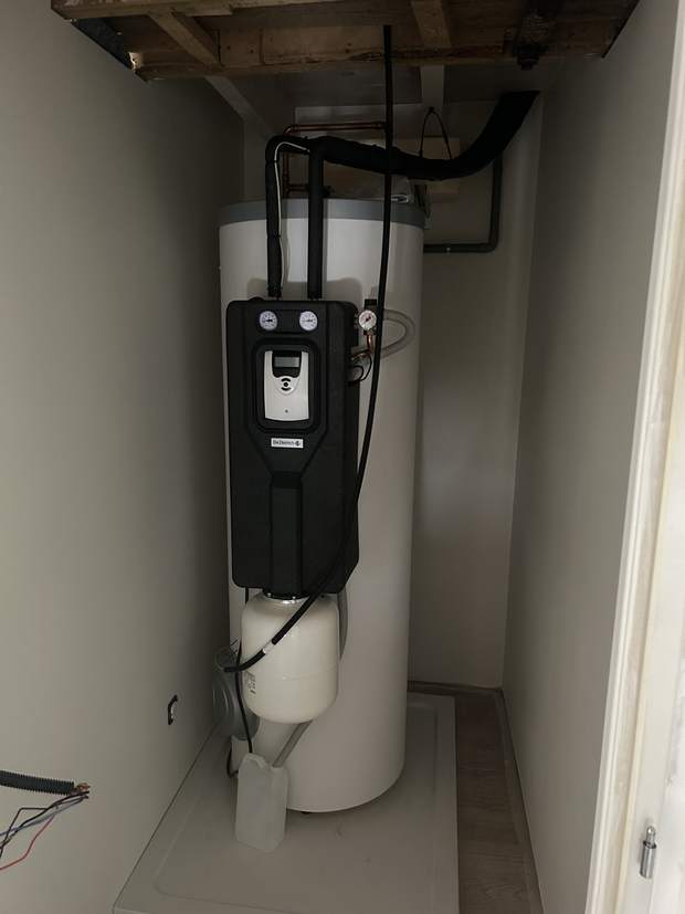 Chauffe-eau thermodynamique installé dans un placard technique étroit à Saint-Uze
