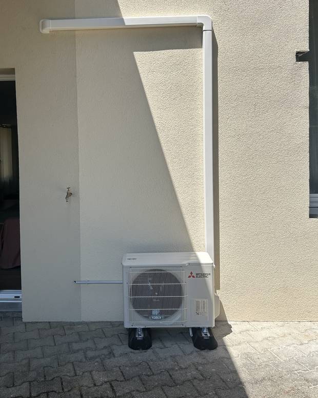 Climatisation réversible Mitsubishi Electric posée en terrasse, liaison frigorifique en goulotte, en Drôme