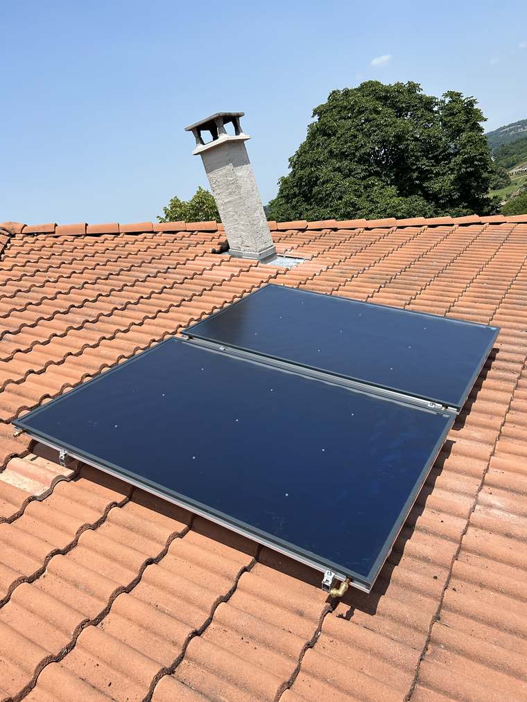 Capteurs solaires thermiques posés sur une toiture en tuiles canal dans la Drôme